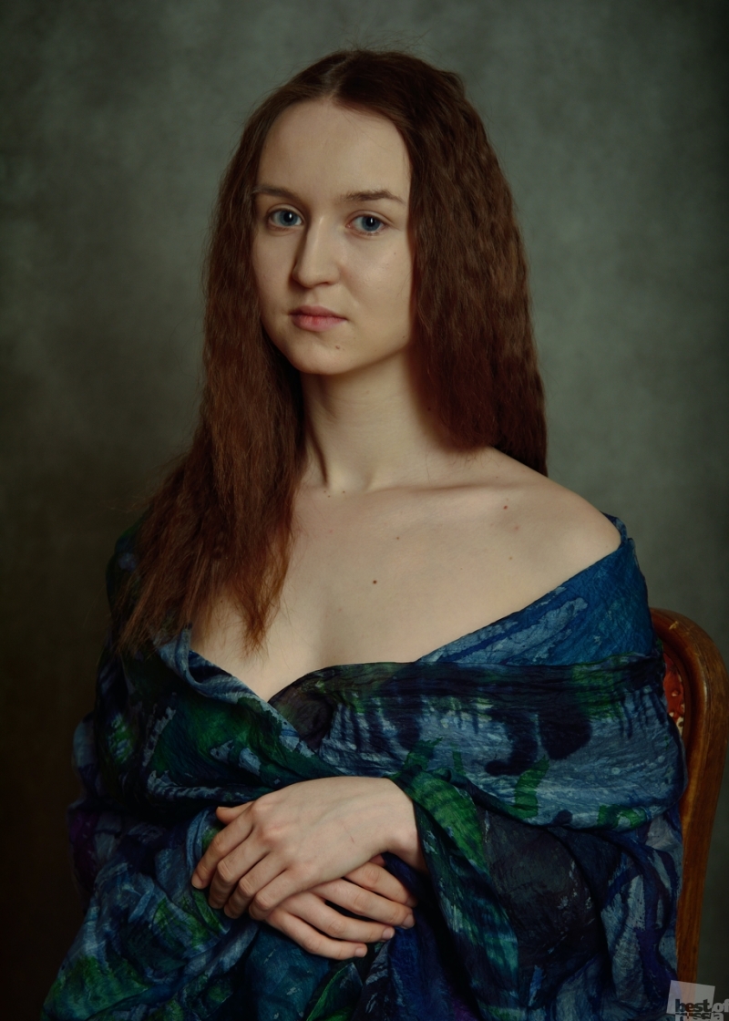 Портрет девушки укутанной в платок