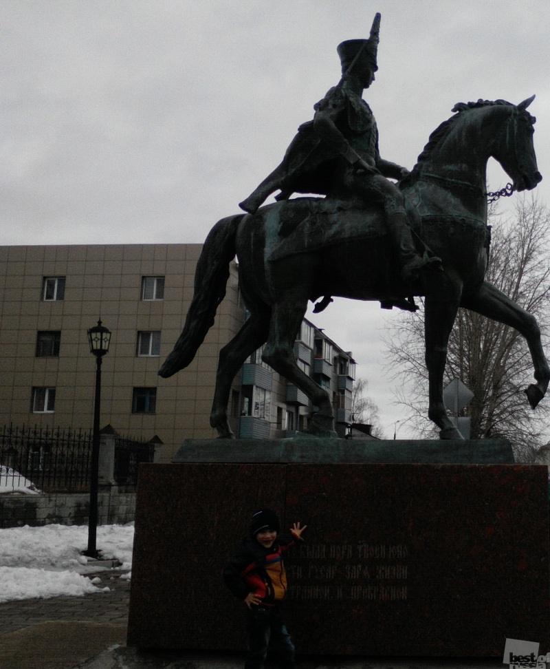 Памятник Надежде Андреевой Дуровой