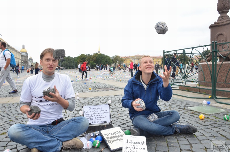 Уроки жонглирования булыжниками в День Знаний для человека из Германии