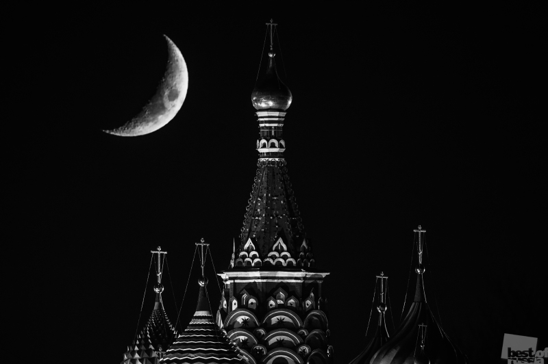 Луна над Собором Покрова Пресвятой Богородицы