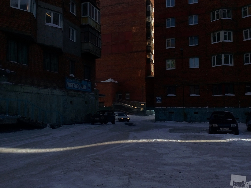 Полосы света во дворе