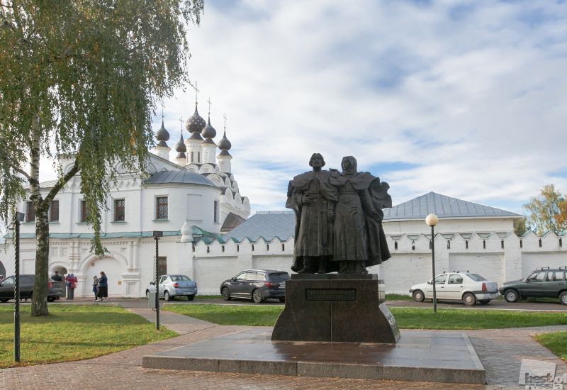 Памятник святым благоверным князю Петру и Княгине Февронии Муромским в Муроме.
