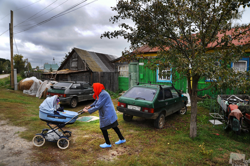 Бабушка с внуком на прогулке.