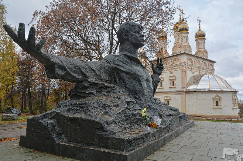 Памятник С.А.Есенину.