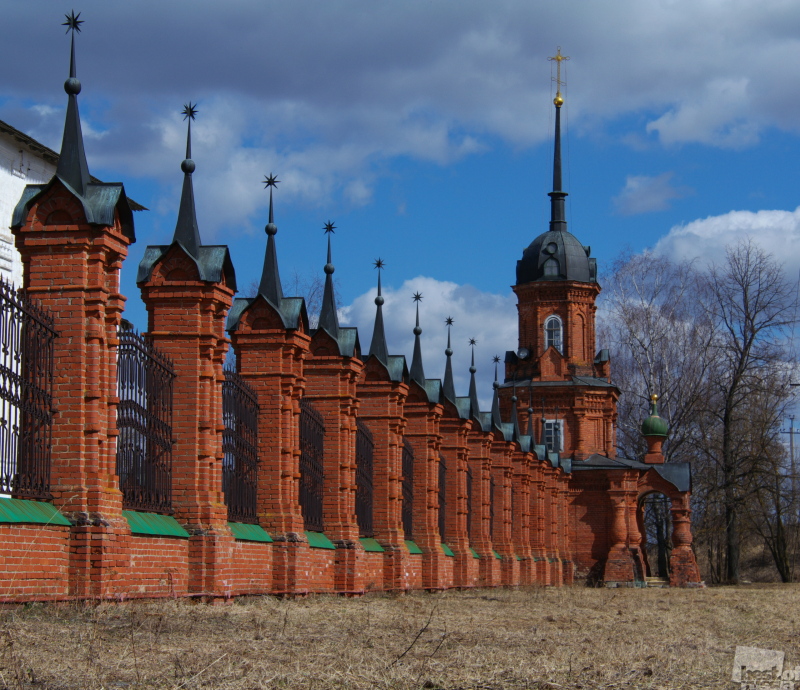 Ажурная ограда Волоколамского Кремля