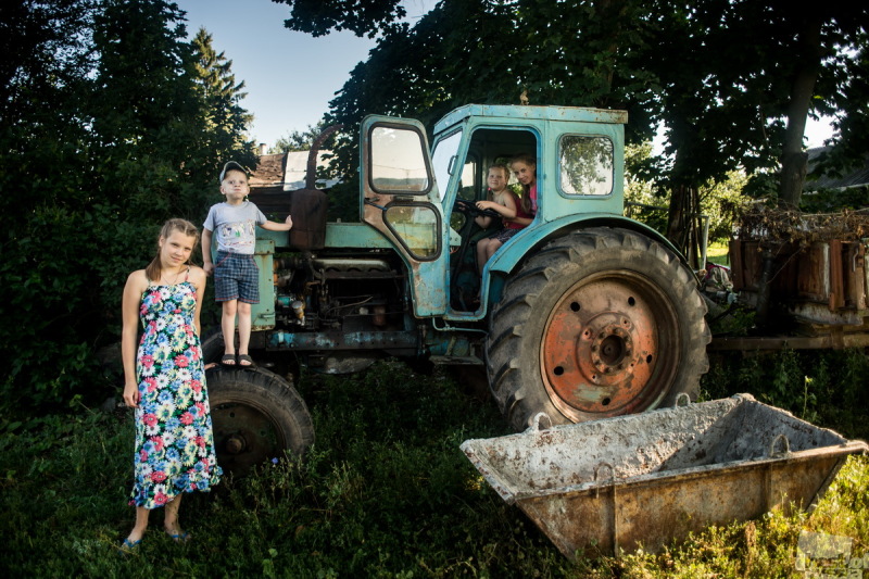 Дети и трактор