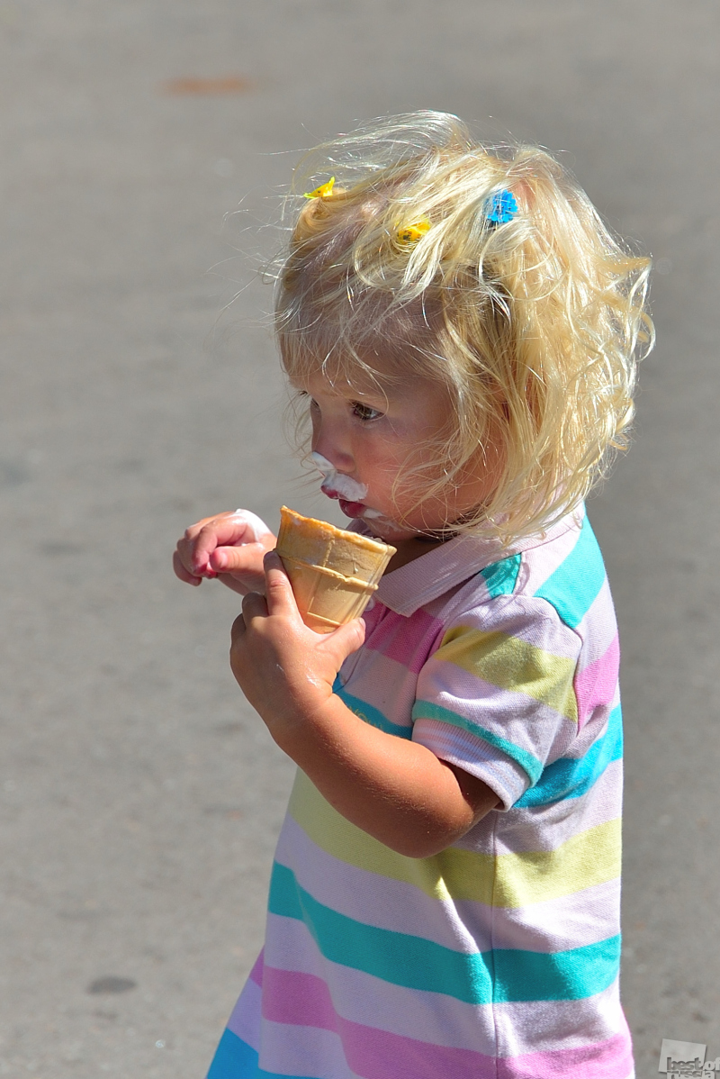 Девочка с мороженным.