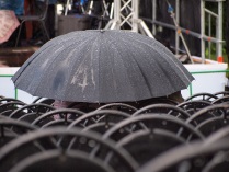 Под зонтом