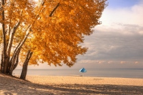 Осенний пляж