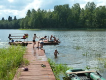 купание на озере в жаркий день