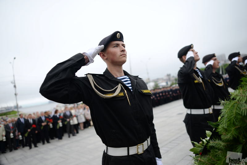 Солдат отдает честь во время возложения венков