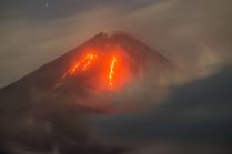 Предрассветный Ключевской вулкан в облаках