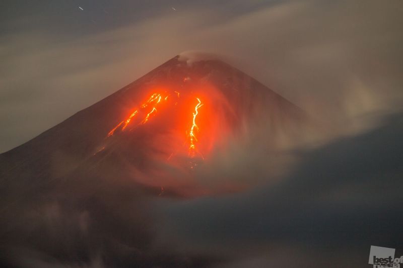 Предрассветный Ключевской вулкан в облаках