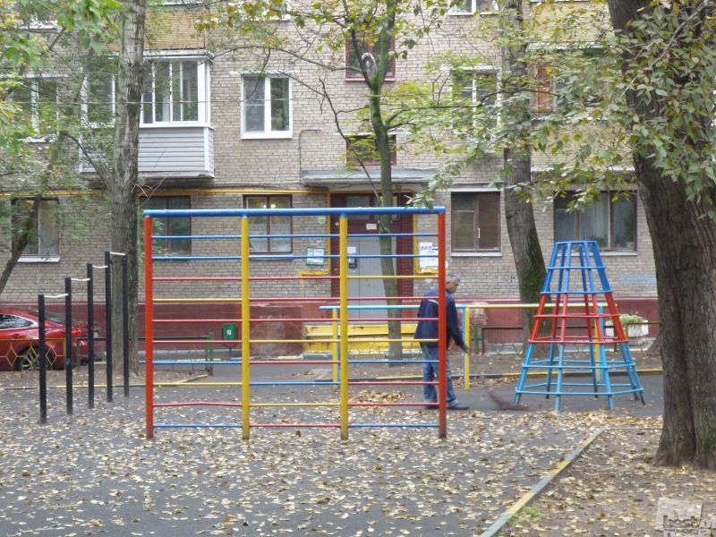 площадка перед "сталинкой"