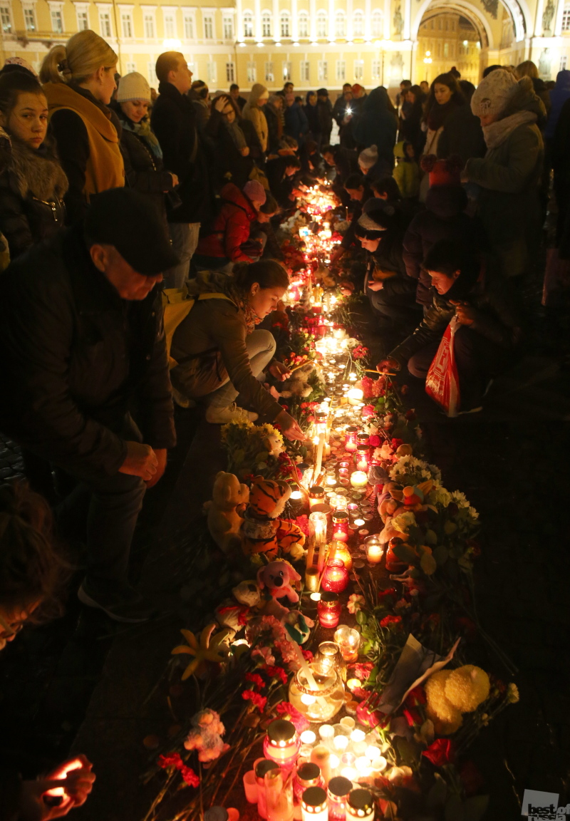 Акция памяти жертв авиакатастрофы Airbus A321 прошла на Дворцовой площади