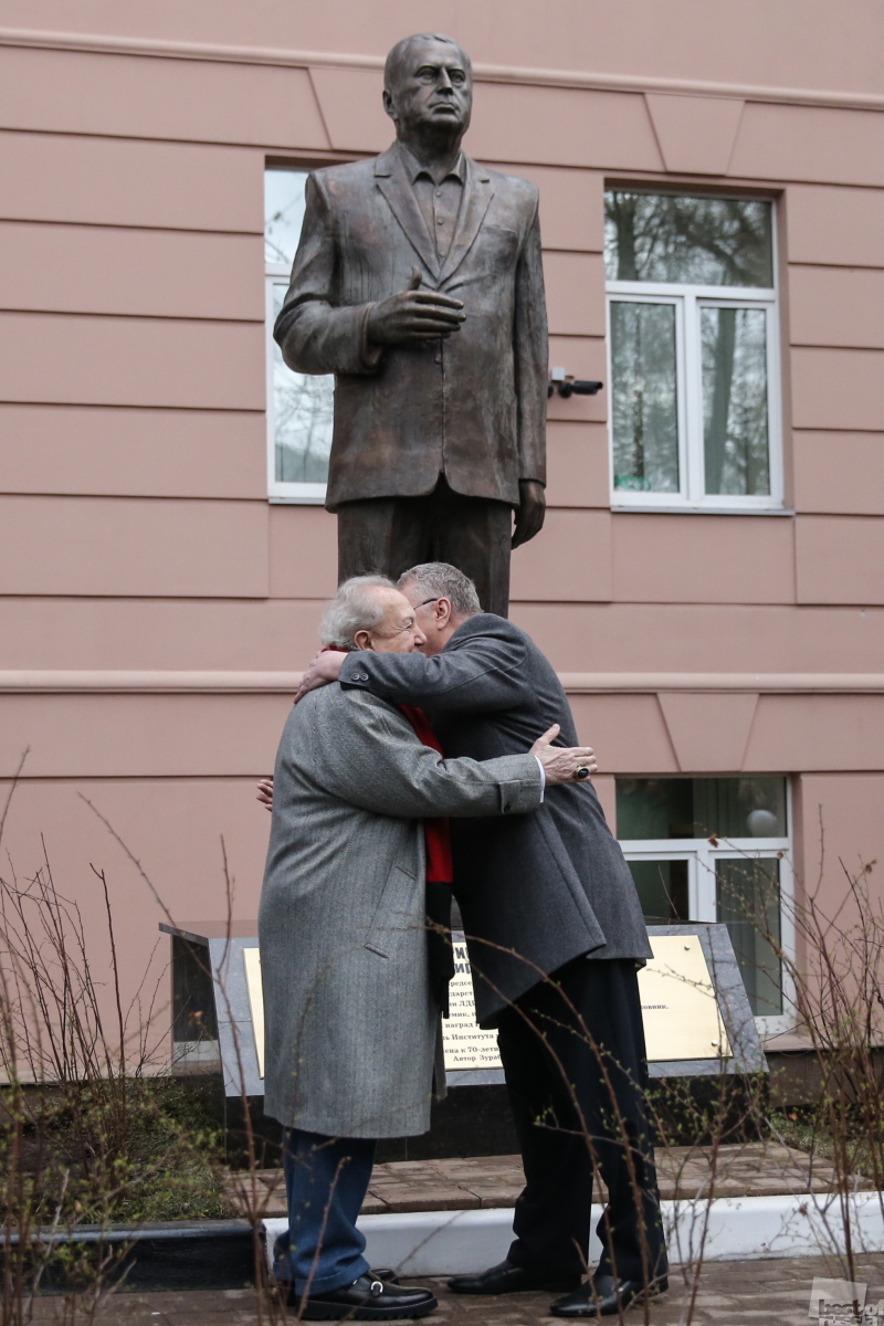 Открытие трехметровой скульптуры Владимира Жириновского в Москве