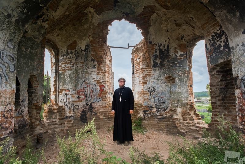 Отец Алексей в руинах Троицкого храма в селе Сухобузимское