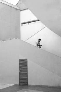 Юноша на лестнице