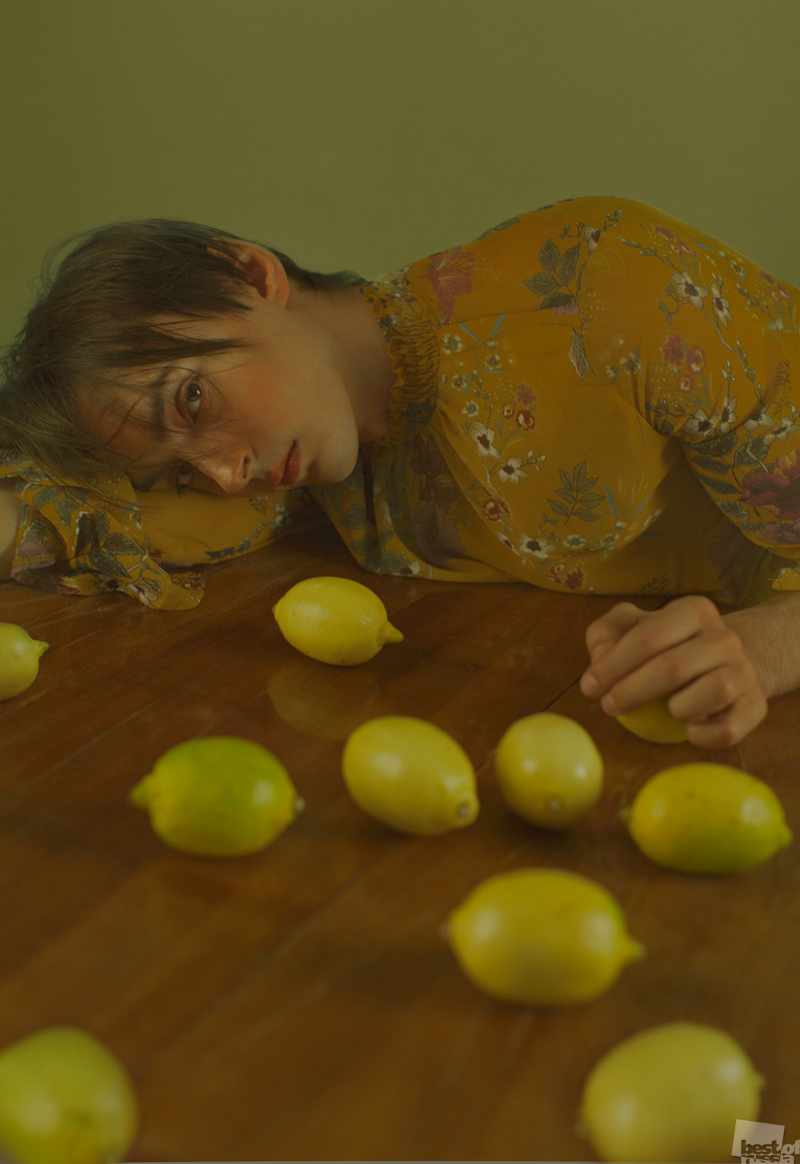 Портрет молодого человека с лимонами