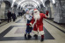 Дед Мороз и Снегурочка в метро