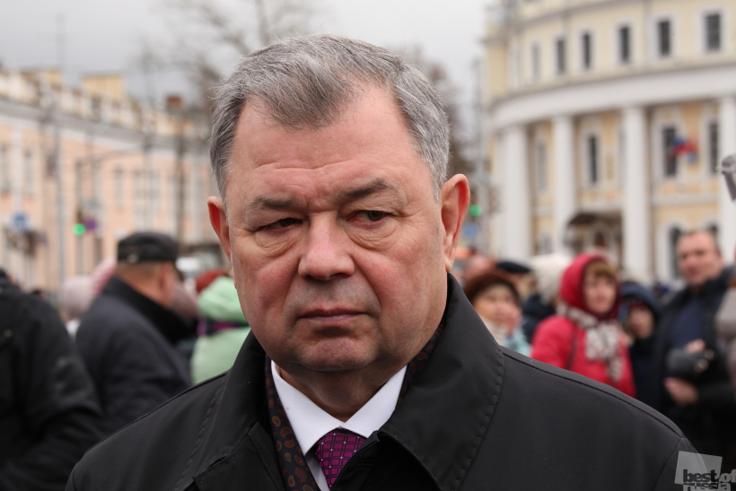 Что ж вы молчите? Кричите: да здравствует царь!..