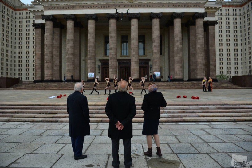 Наблюдая за праздником
