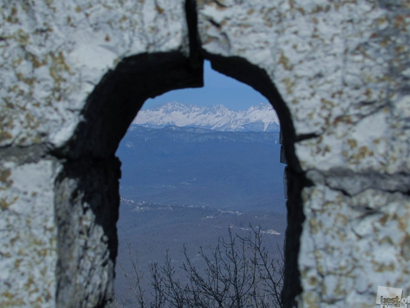 Горы сквозь камни