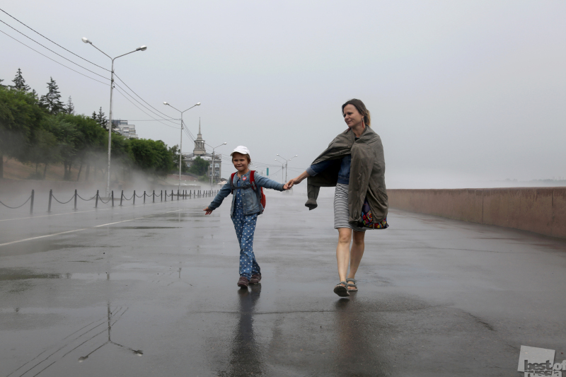 Две счастливые женщины, дождь, туман и ветер.