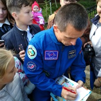 Школьный дневник с автографом космонавта