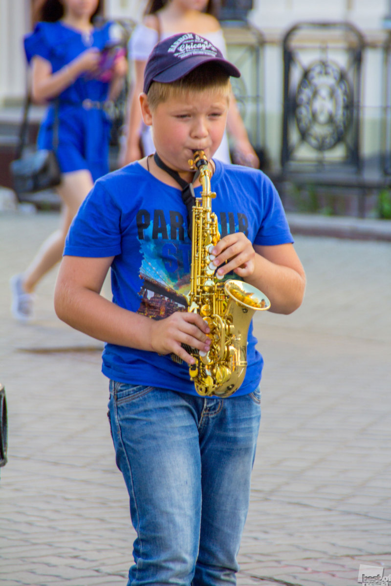 Юный саксофонист