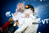 Победное шампанское на подиуме Формулы 1
