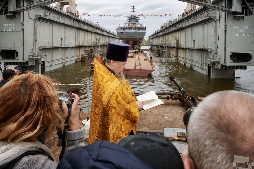 Торжественный спуск на воду корвета "Гремящий".