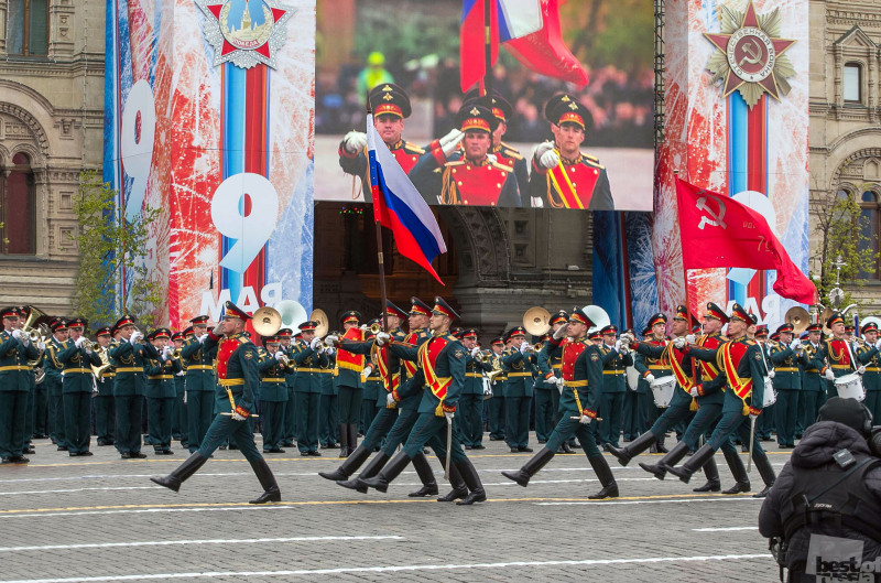 Главные знамена страны на Красной площади