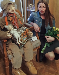 Выставка кукол Ирины Медянцевой, погибшей в террористическом акте в метро. С дочкой.