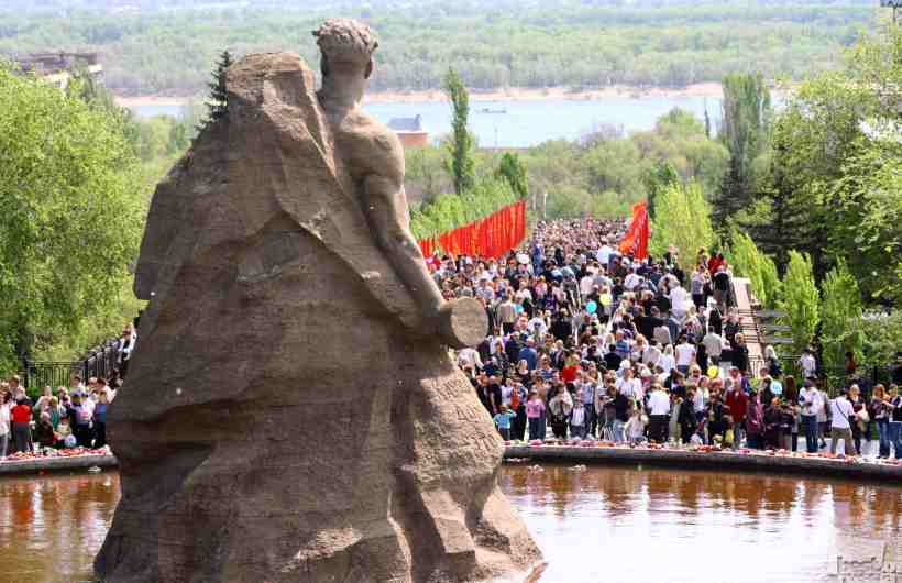 За Волгой для нас земли нет