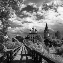 ИК вид на церковь в Устюжне с мостика летом