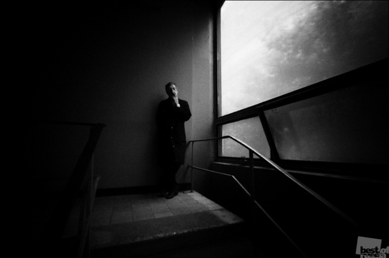 Виктор Николаевич курит на лестнице в Научном Центре