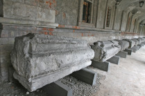Надгробные камни монастыря