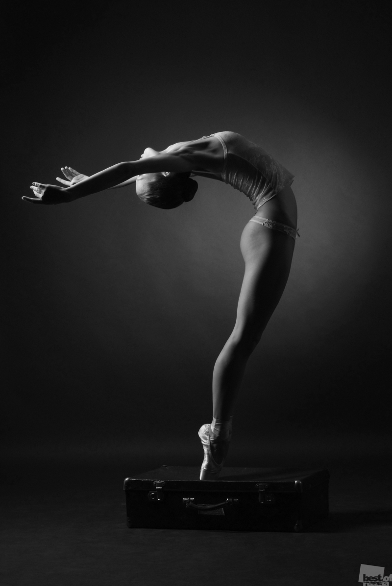 голая балерина показывает свои прелести