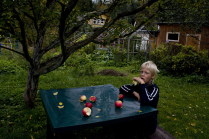 Мальчик с яблоками