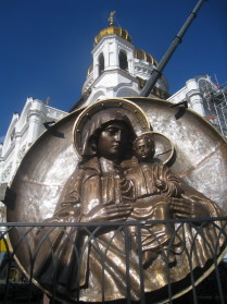 У ХРАМА  ХРИСТА СПАСИТЕЛЯ