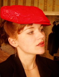 Девушка в красной кепке