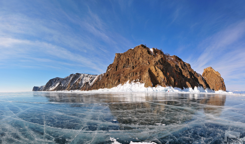 Остров в ледяных оковах Байкала