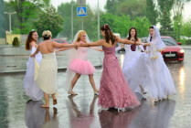 Хоровод невест под дождем