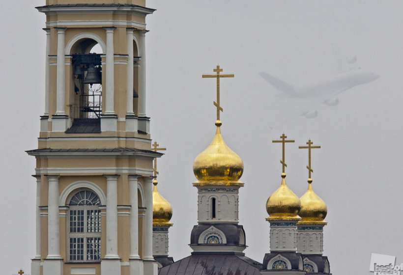 Самолёт в подмосковном небе