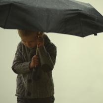 мальчик под зонтом