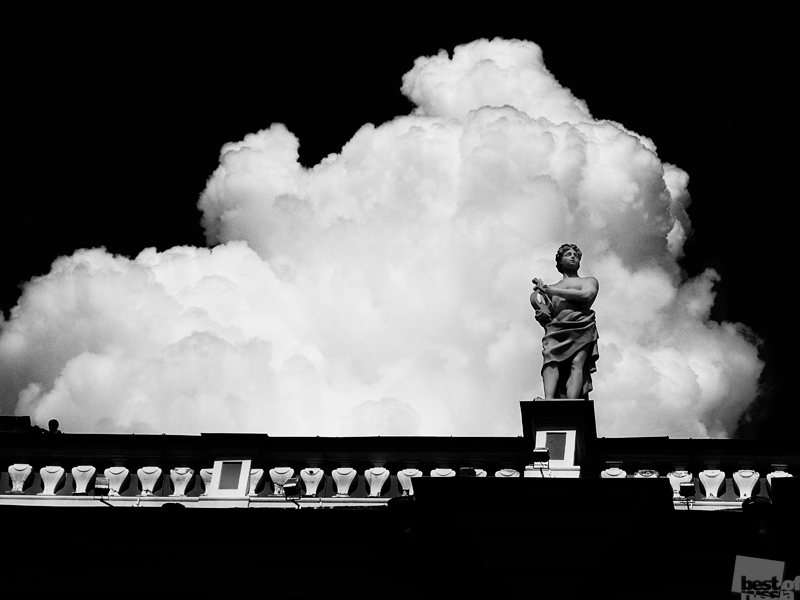 Статуя и облако