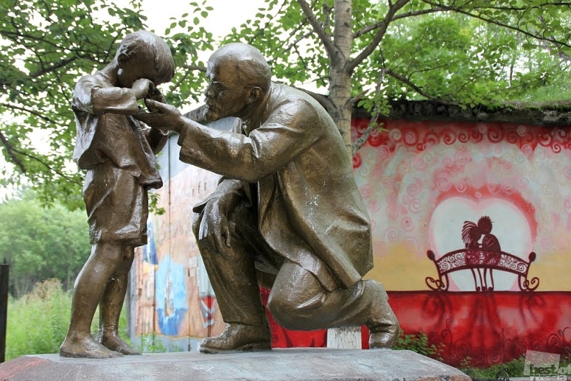 Не плачь,мальчик, тебя ждёт светлое будущее!