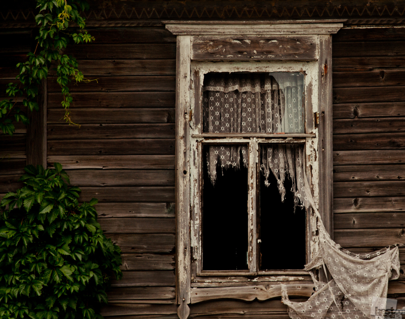 Окно заброшеного дома
