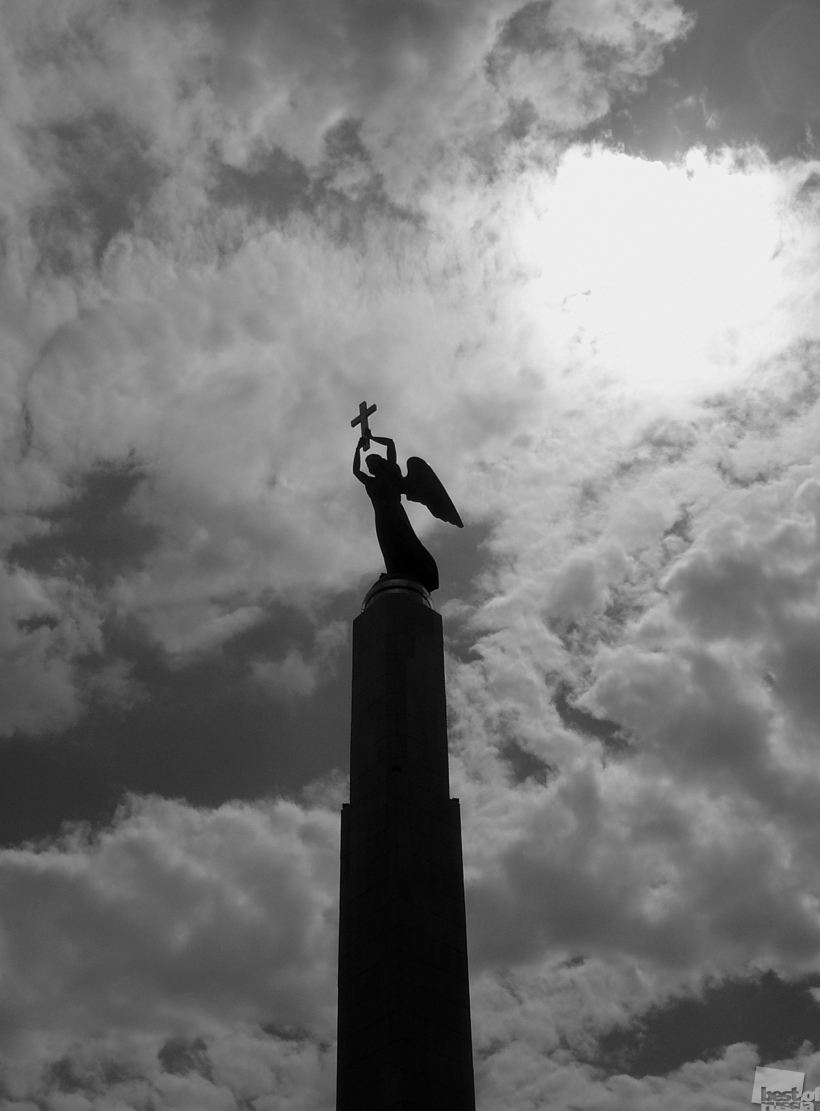 Защищает город